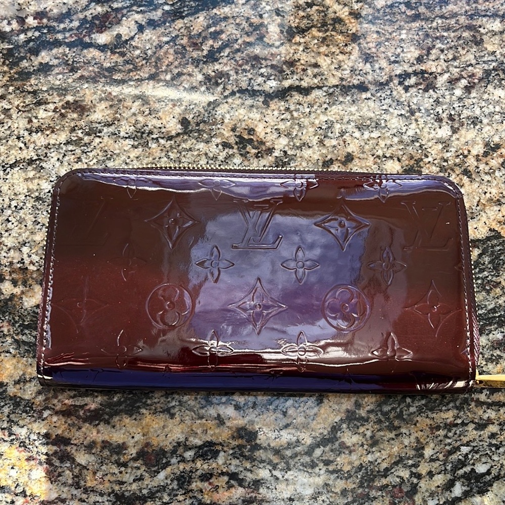 100% Authentic Louis Vuitton Zippy Wallet. Burgundy patent leather